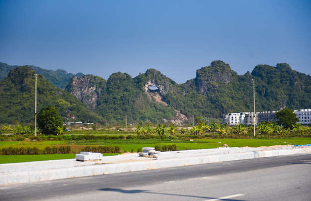 Khe Ca - Ha Long's perforated mountain is an exciting destination for young people