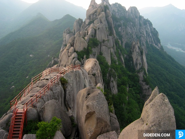 Cảnh quan hùng vĩ của núi Seorak gioi thieu so luoc ve han quoc
