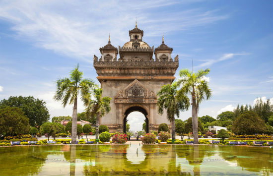 Mua vé rẻ đi Viêng Chăn ngắm nghìn đền chùa tráng lệ