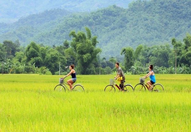 du lich Ban Lac 1 ngay - du khach dap xe tai Ban Lac