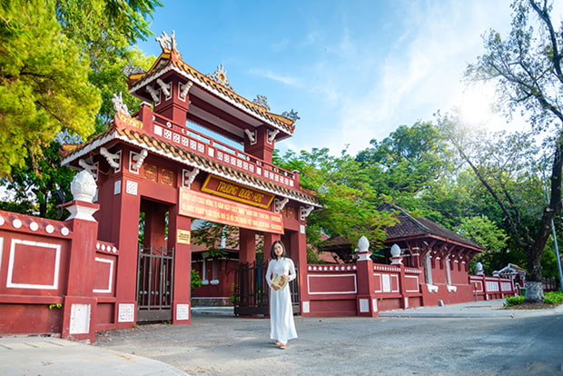 tour Huế 2 ngày 1 đêm trường Quốc học Huế