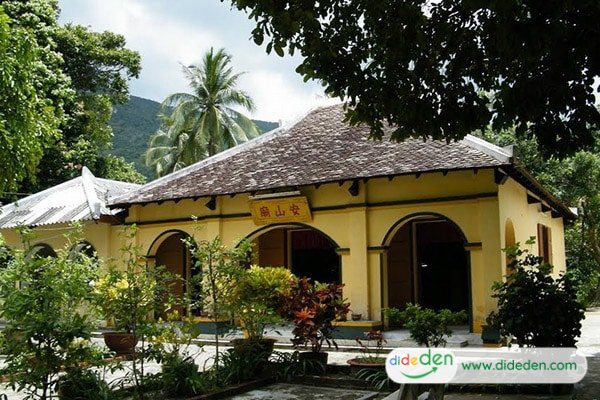 Tour Côn Đảo giá rẻ - Miếu Hoàng tử Cải