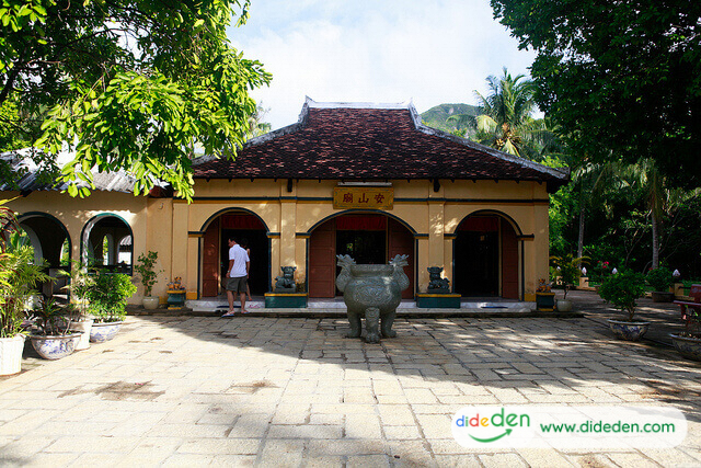 Tour Côn Đảo giá rẻ - Miếu Cô Năm