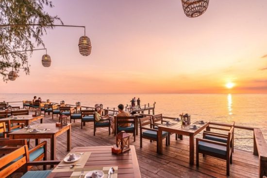 Các quán cà phê dọc bãi ông Lang